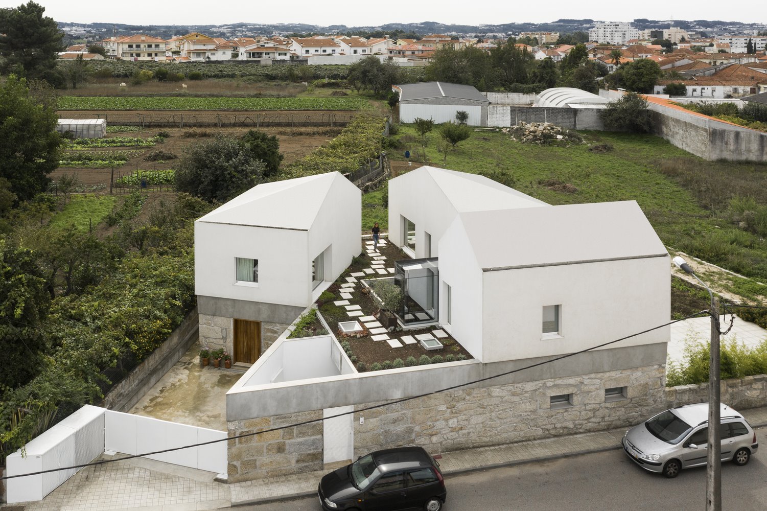 Casa en portugal de hormigon vista desde el cielo