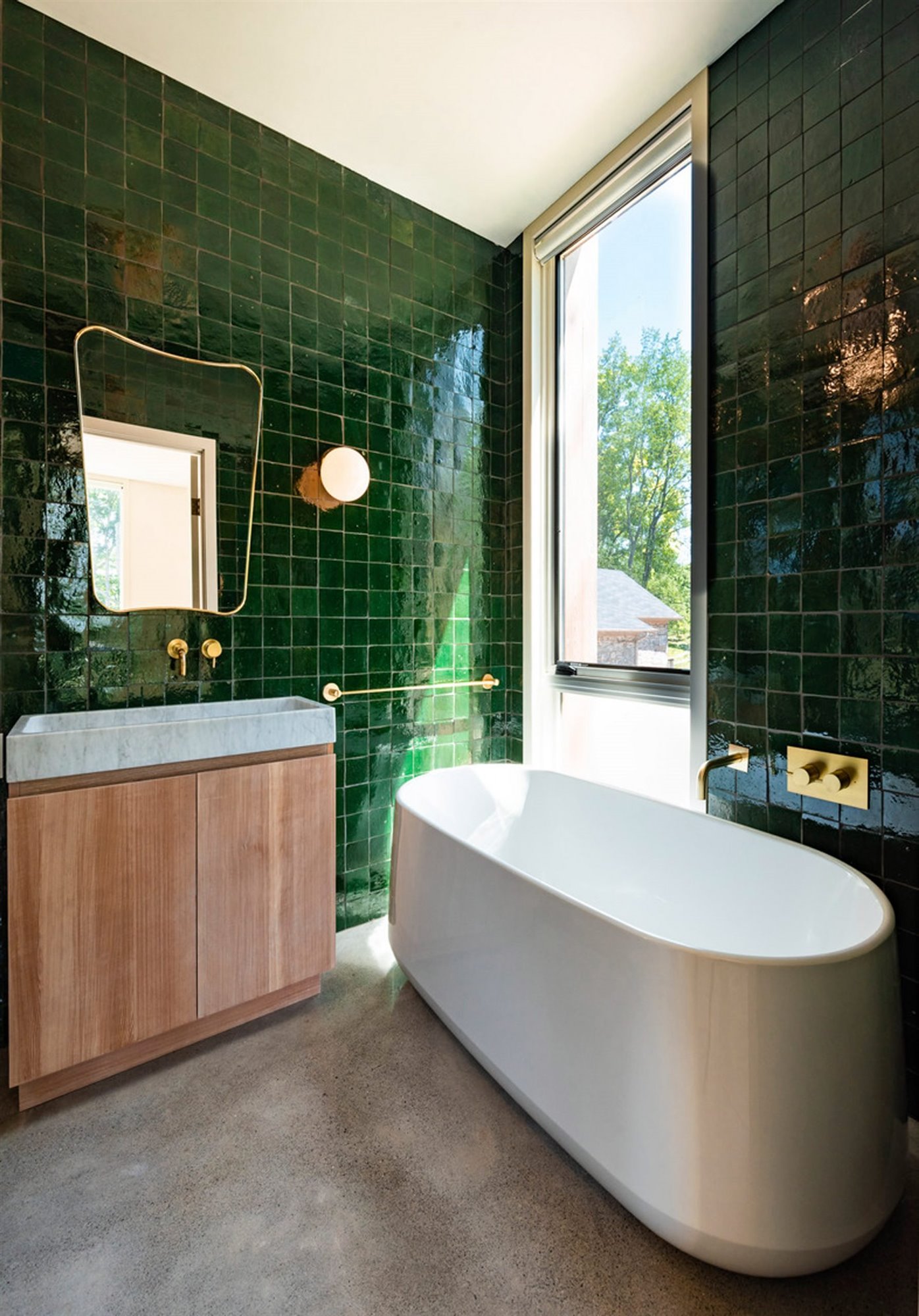 Casa moderna en Canada con fachada doblada en color negro baño con baldosas verdes