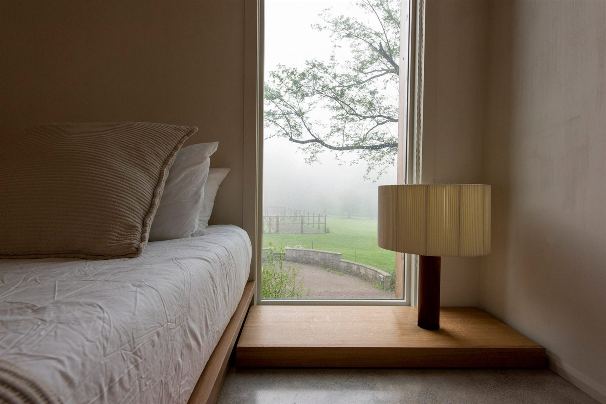 Casa moderna en Canada con fachada doblada en color negro dormitorio