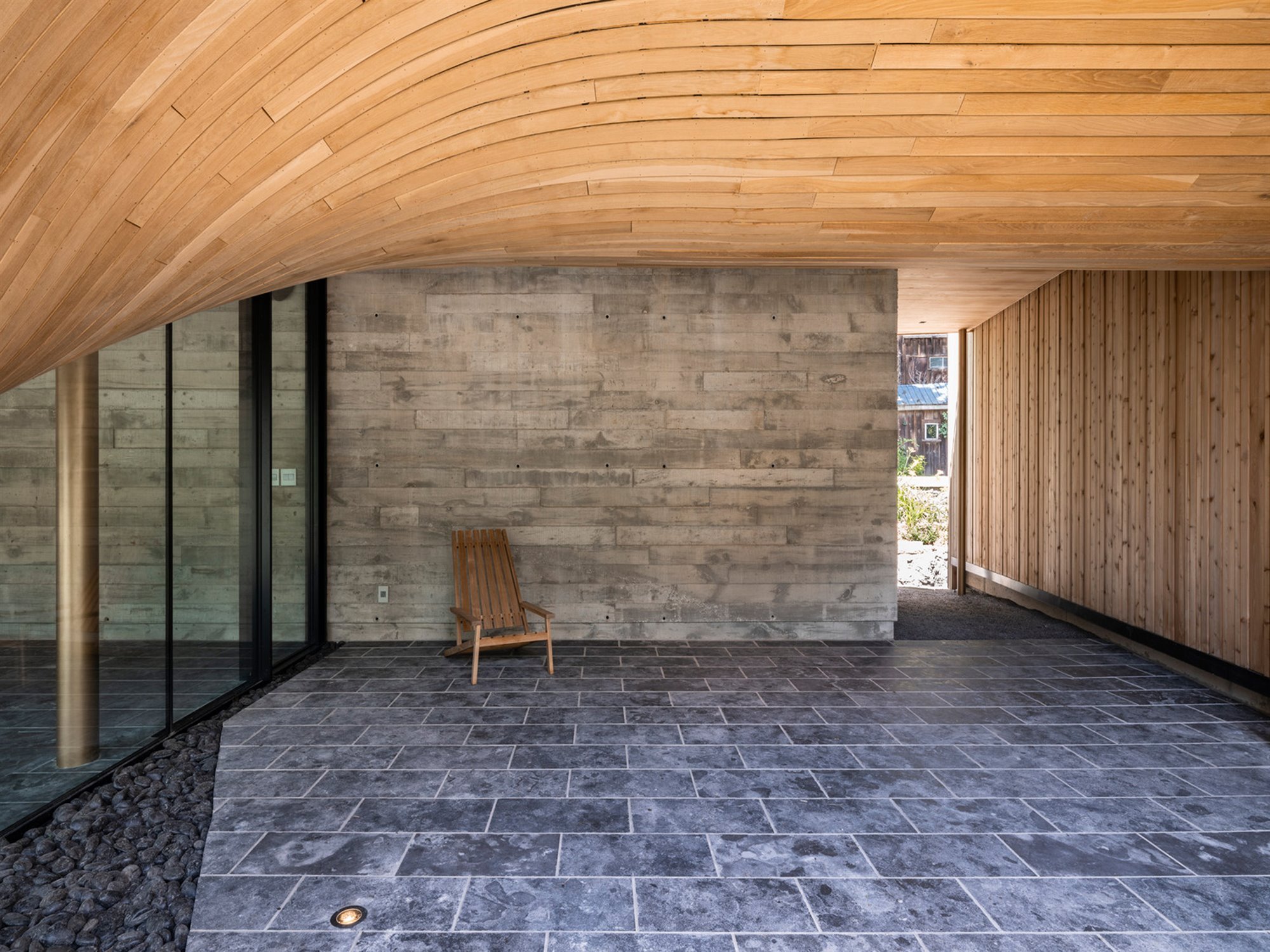 Casa moderna en Canada con fachada doblada en color negro entrada