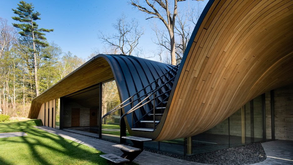 Casa moderna en Canada con fachada doblada en color negro escaleras