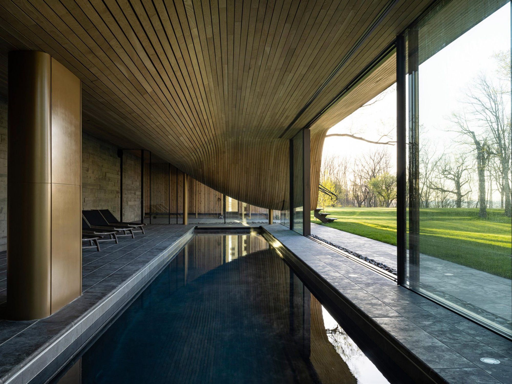 Casa moderna en Canada con fachada doblada en color negro piscina