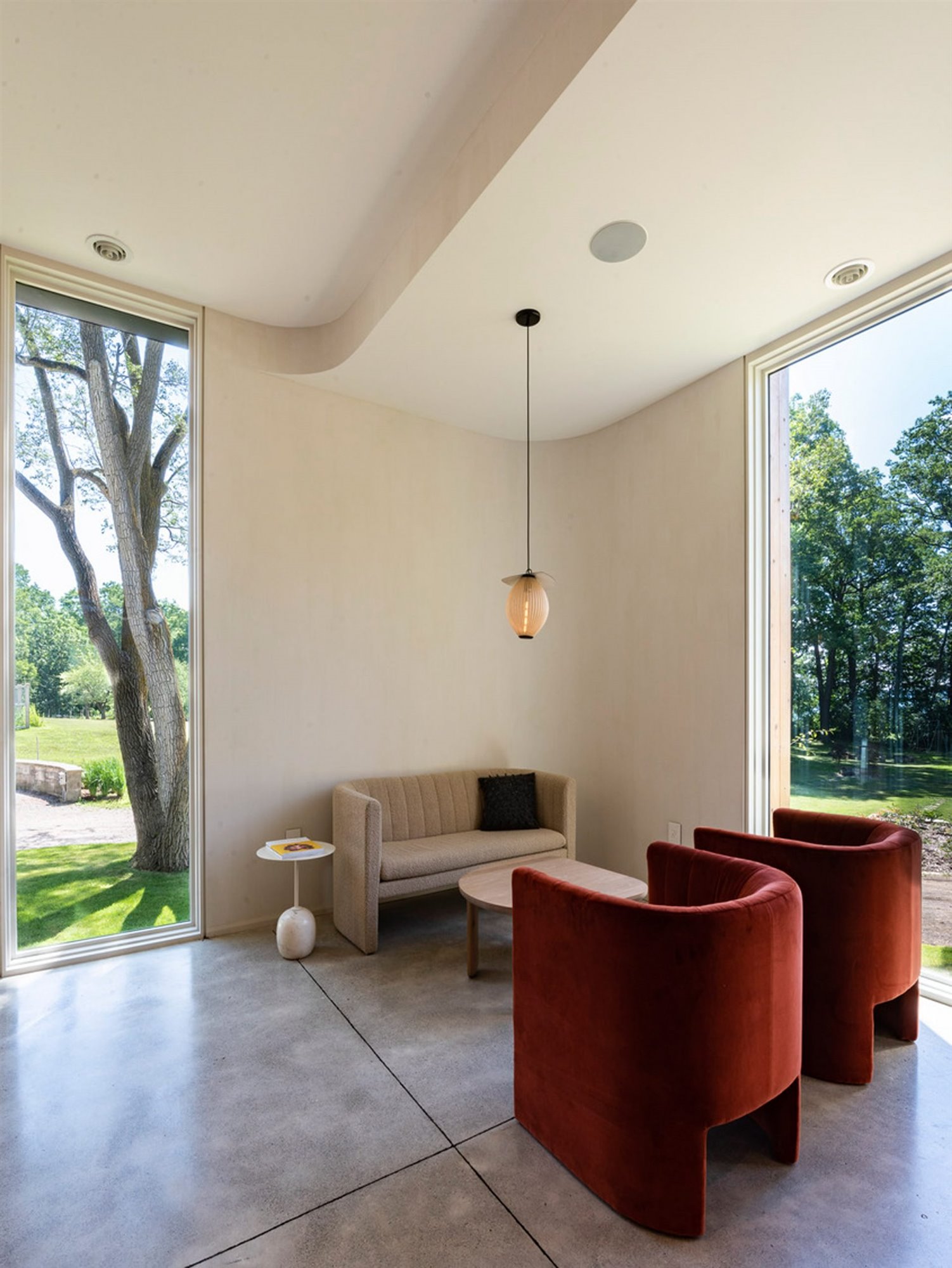 Casa moderna en Canada con fachada doblada en color negro zona de lectura