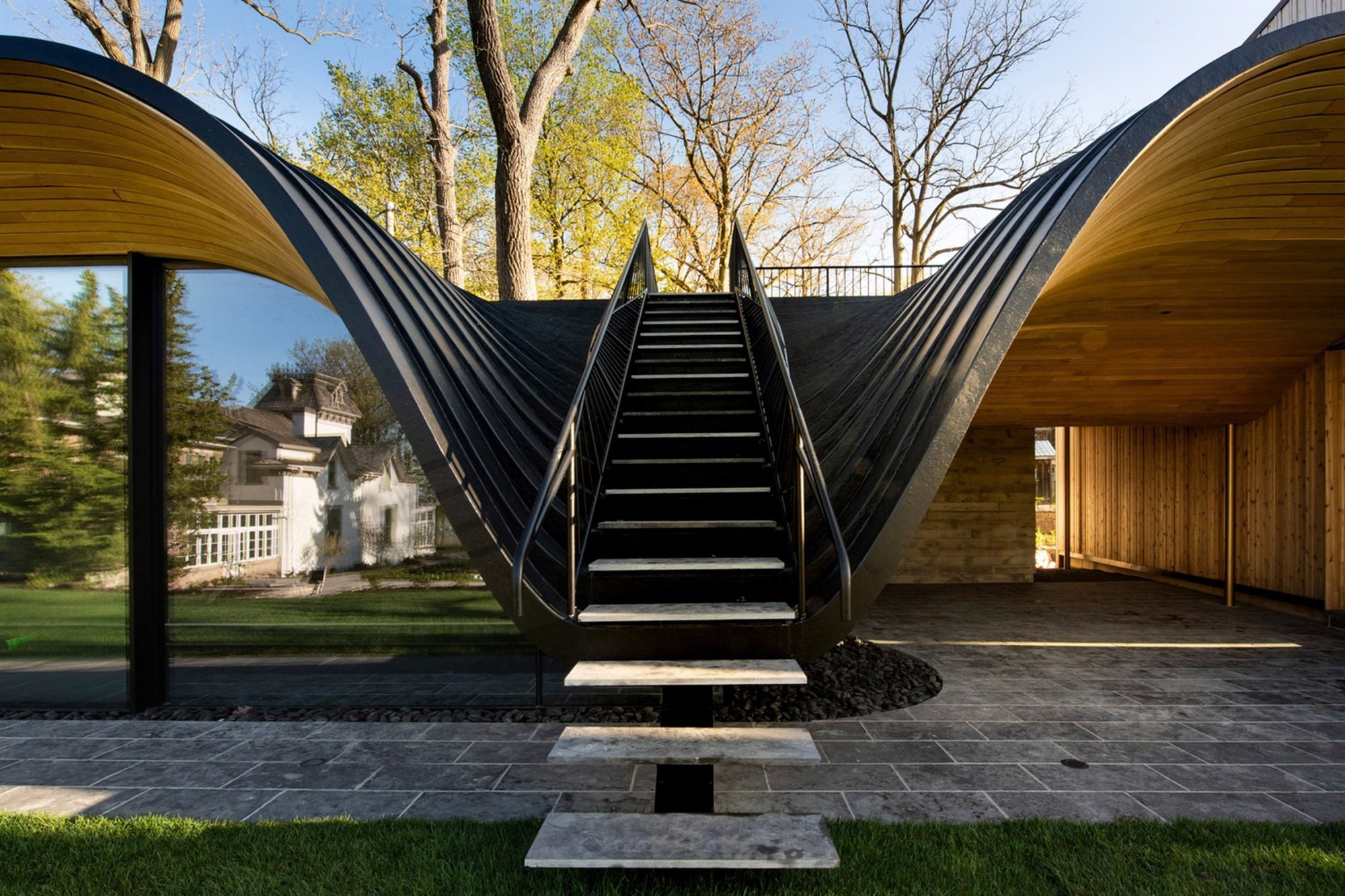 Casa moderna en Canada con fachada doblada en color negro