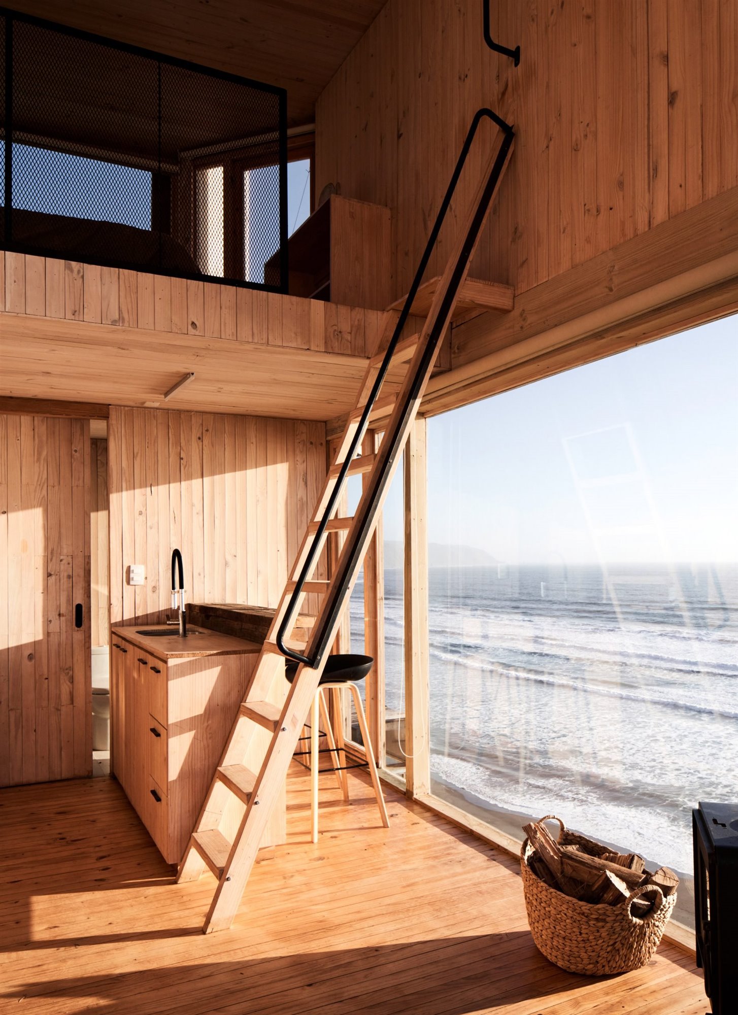 Casa prefabricada en Chile interior escalera madera