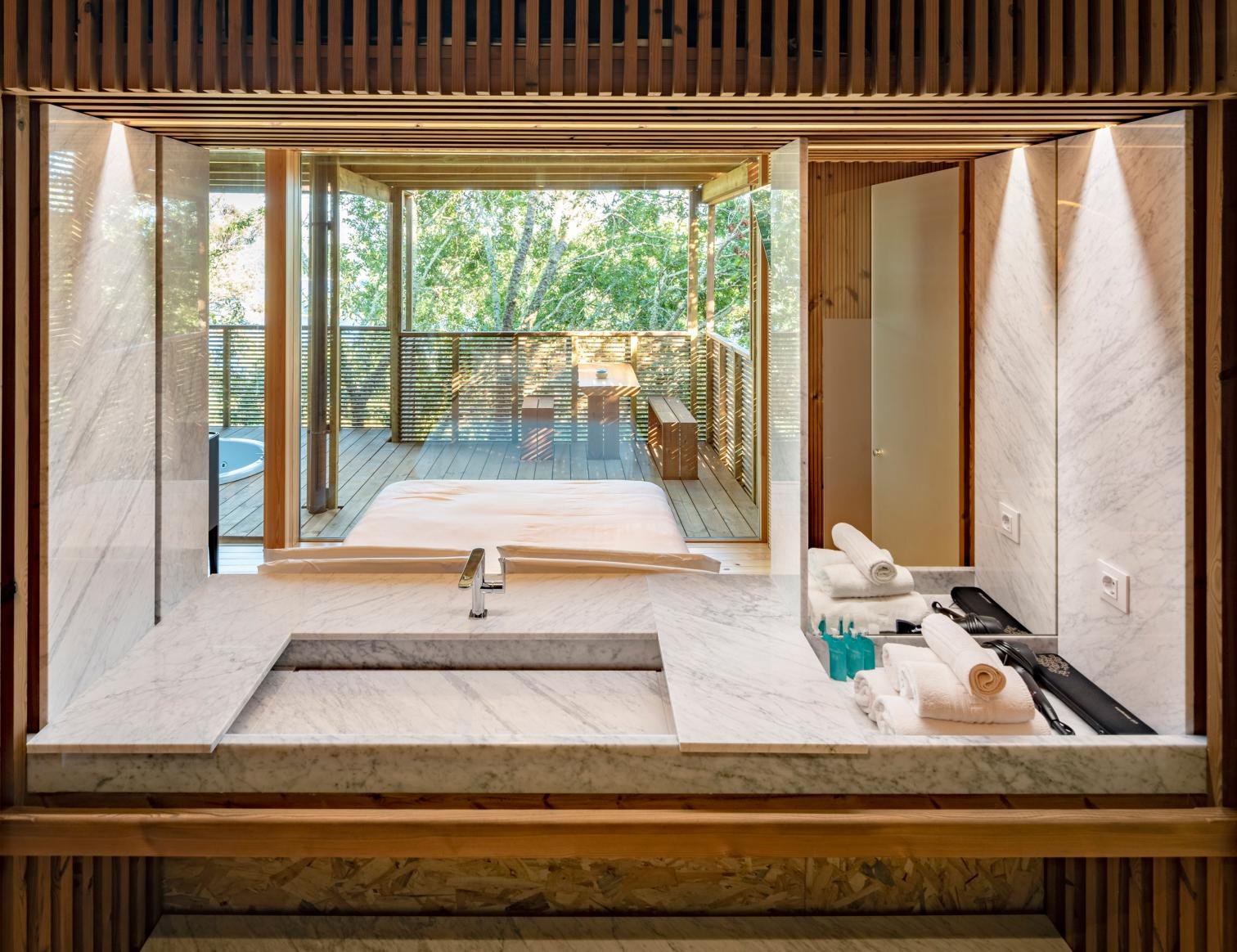 Casitas de madera en A coruña para turismo rural en un bosque baño