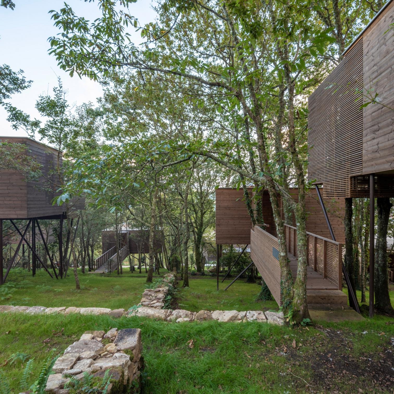 Casitas de madera en A coruña para turismo rural en un bosque fachada