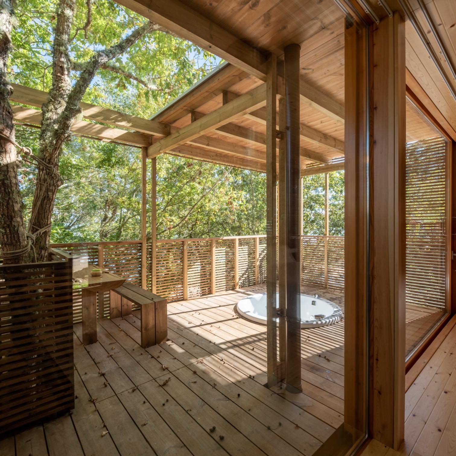 Casitas de madera en A coruña para turismo rural en un bosque porche con jacuzzi
