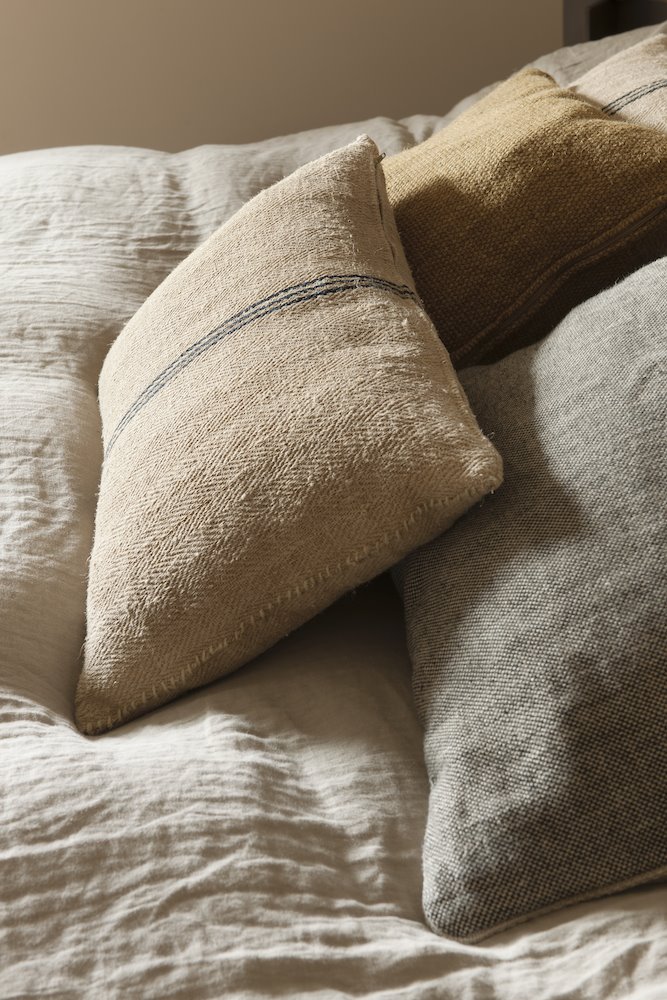 Cojines de lino en una cama de un dormitorio moderno