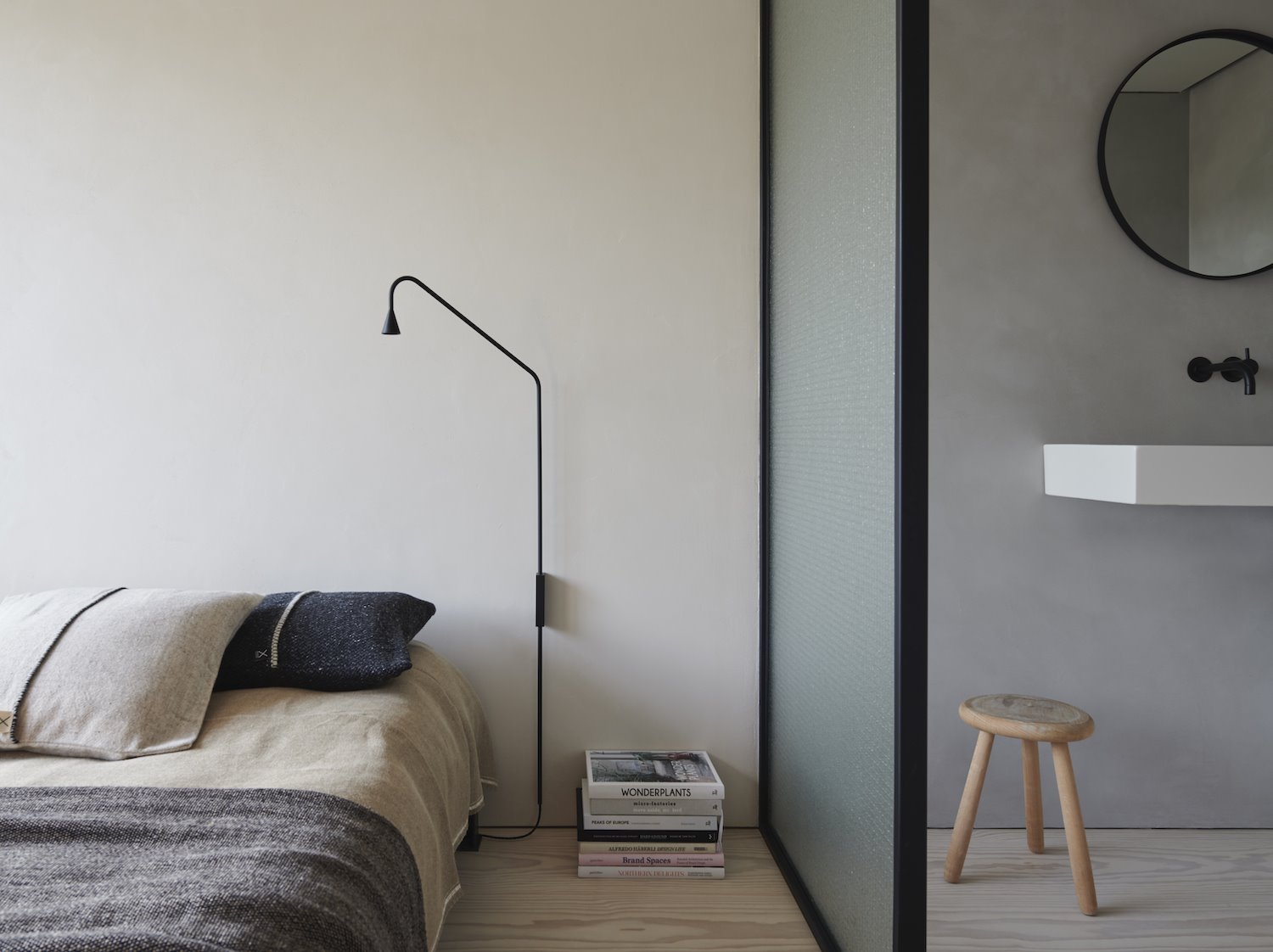 Dormitorio con cama con sabanas de fibras naturales