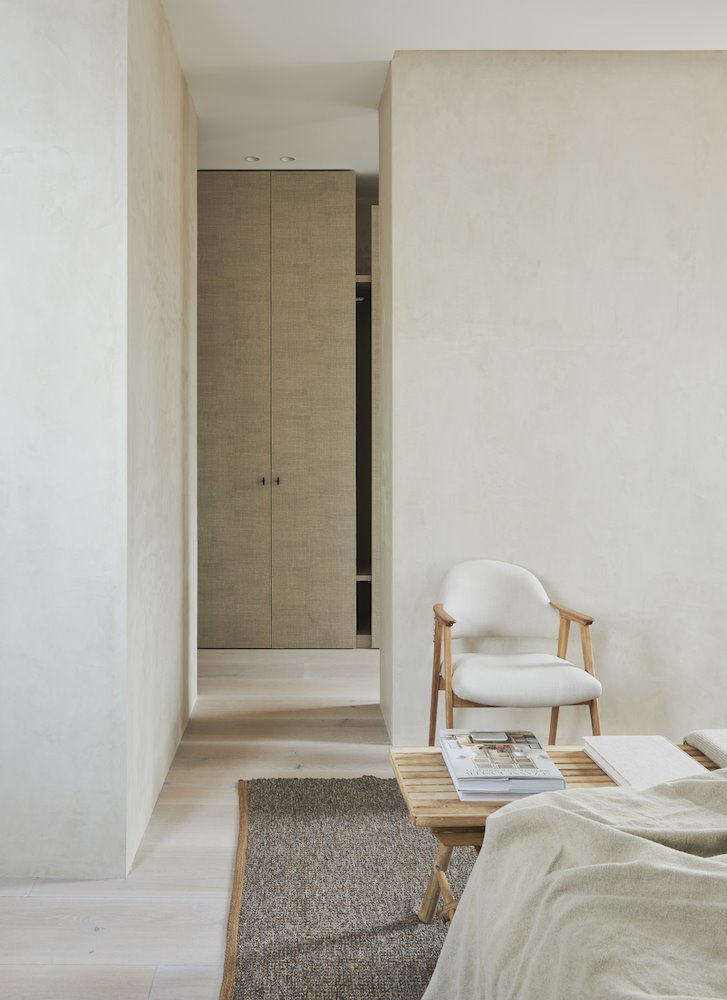Dormitorio con cama con sabanas de hilos naturales