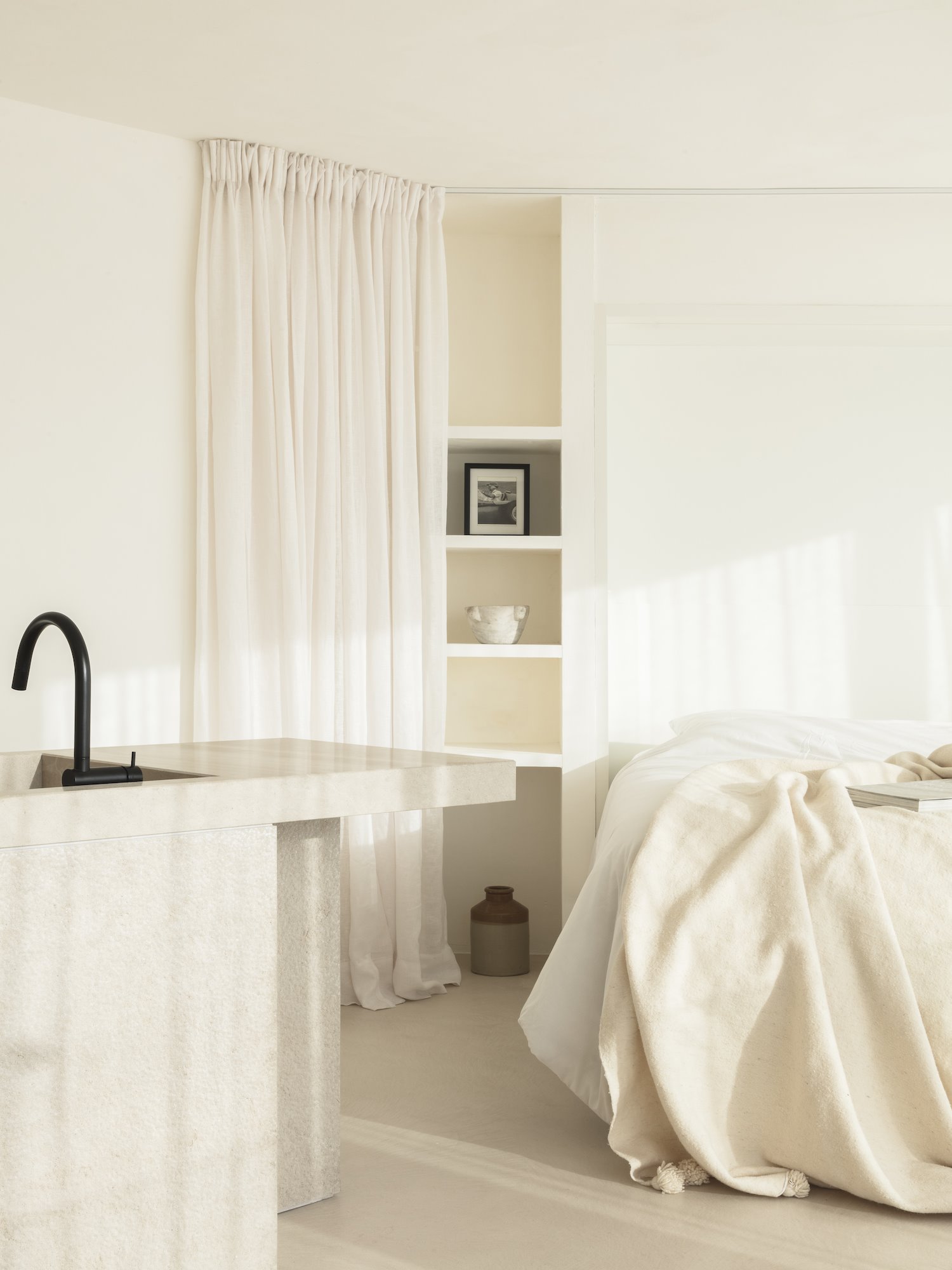 mini piso en color blanco baño y dormitorio armario con cortinas