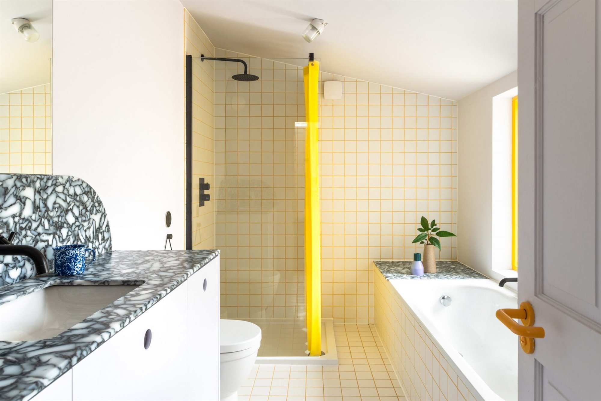 Piso en londres con muebles de colores baño