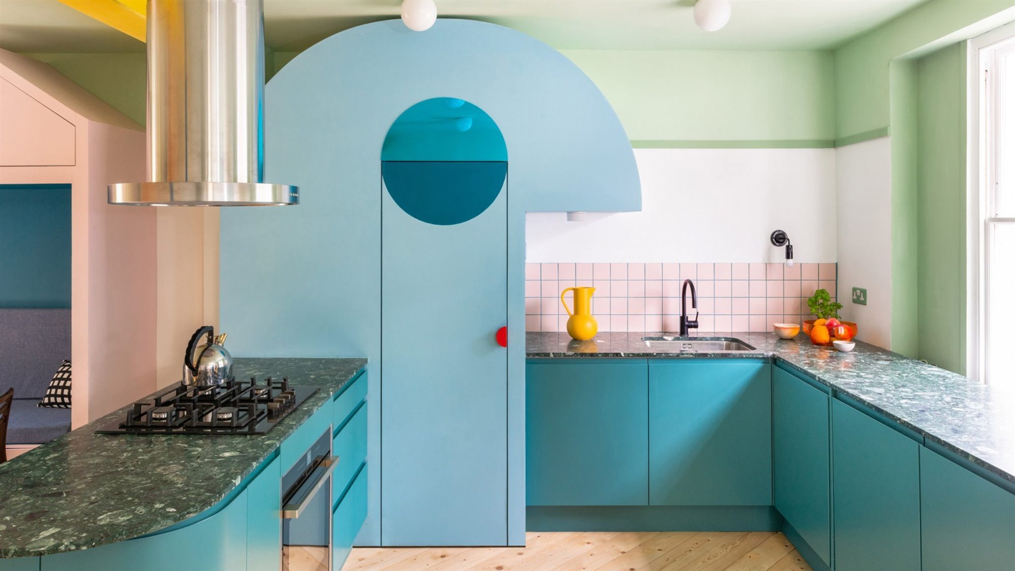 Piso en londres con muebles de colores cocina en color azul