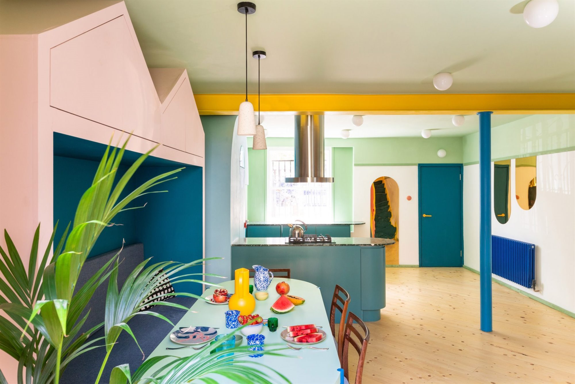 Piso en londres con muebles de colores cocina y comedor
