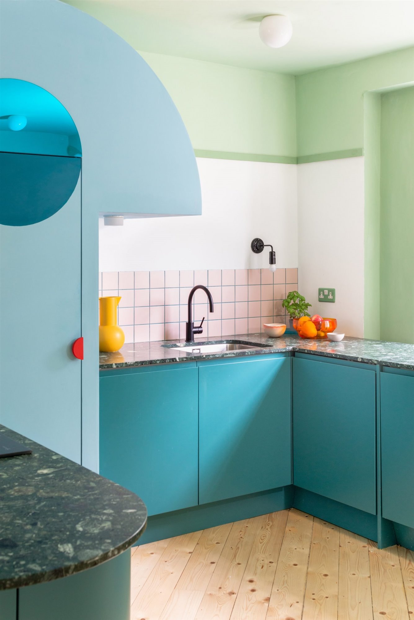 Piso en londres con muebles de colores cocina