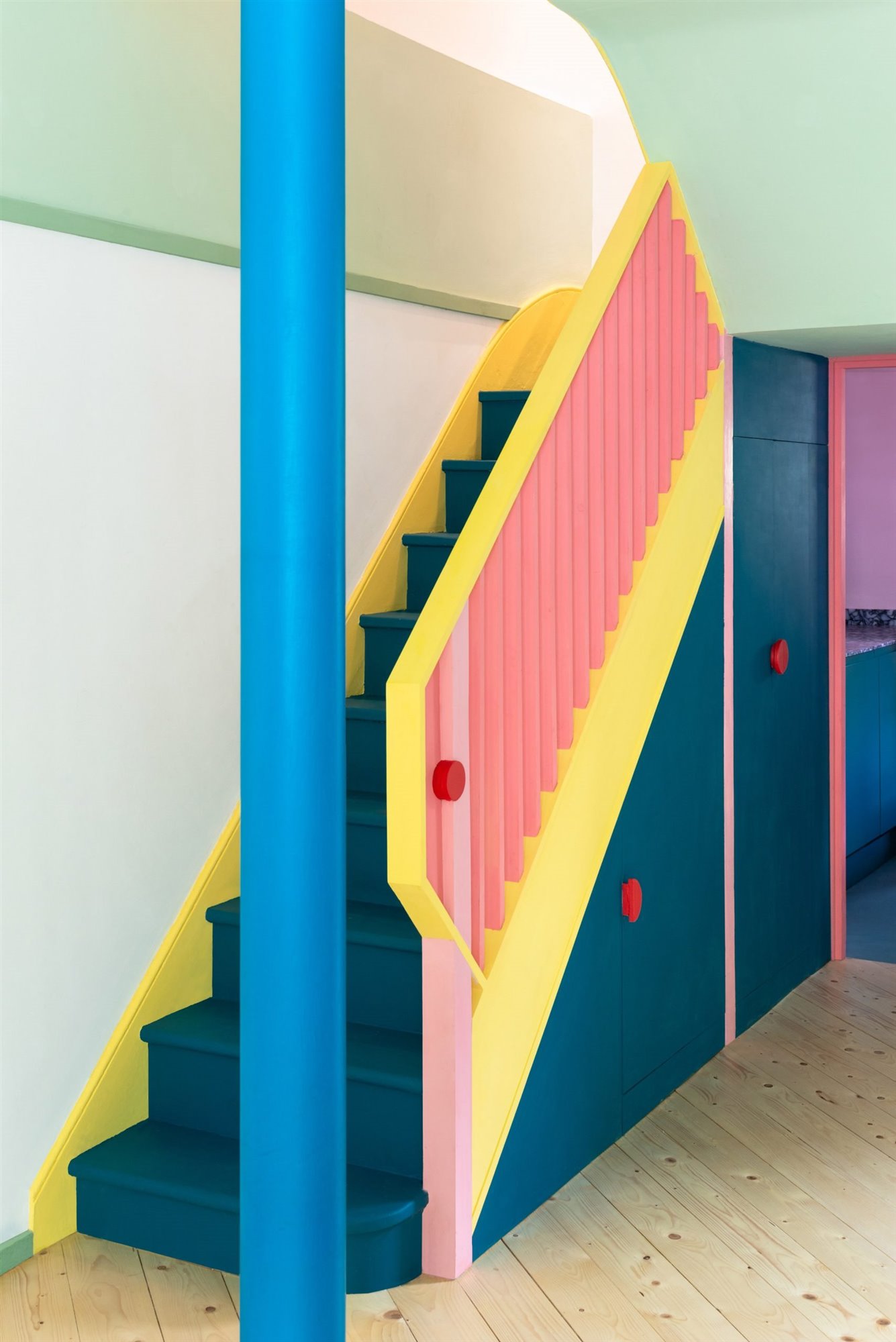 Piso en londres con muebles de colores escalera con columna