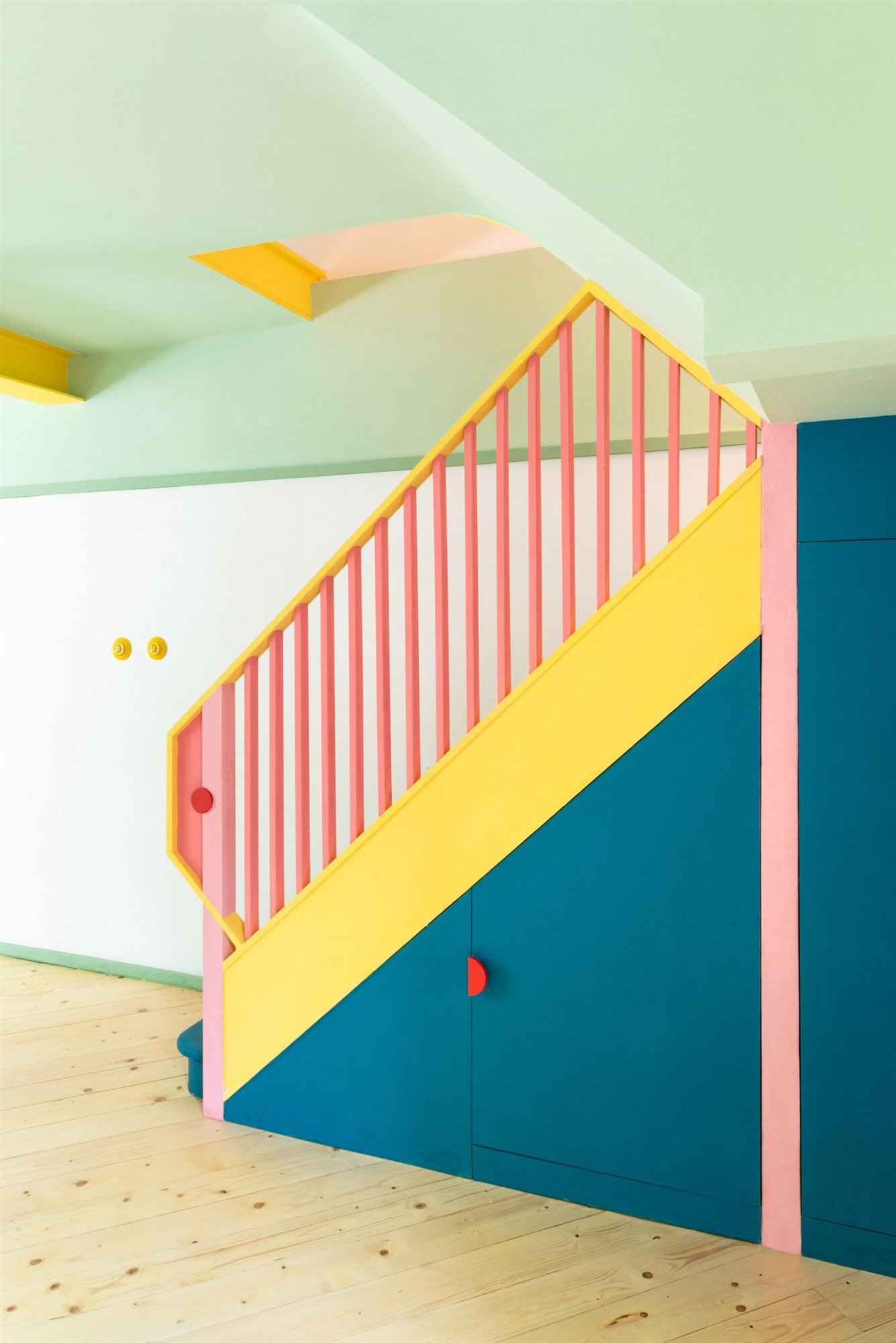 Piso en londres con muebles de colores escaleras