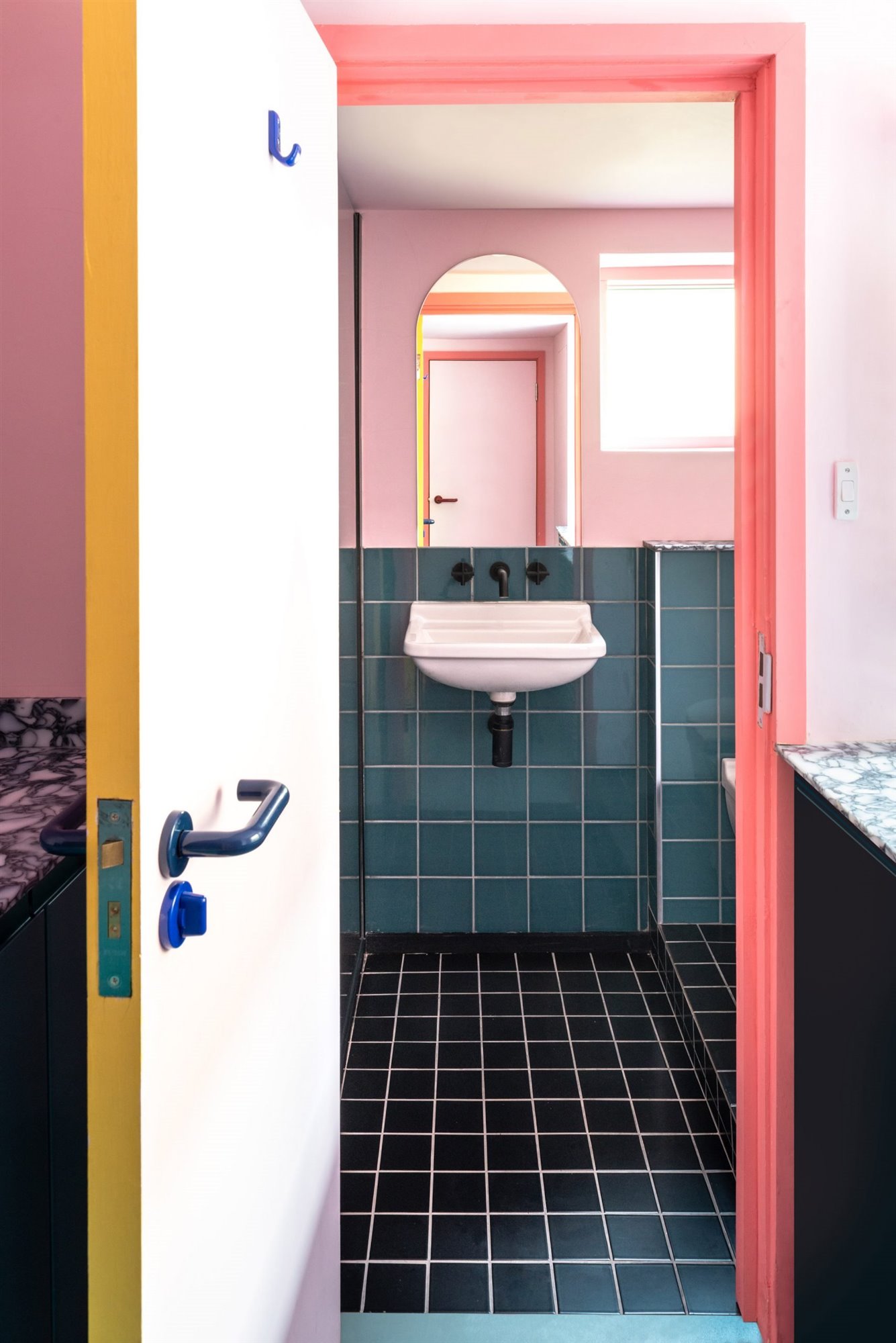Piso en londres con muebles de colores lavabo
