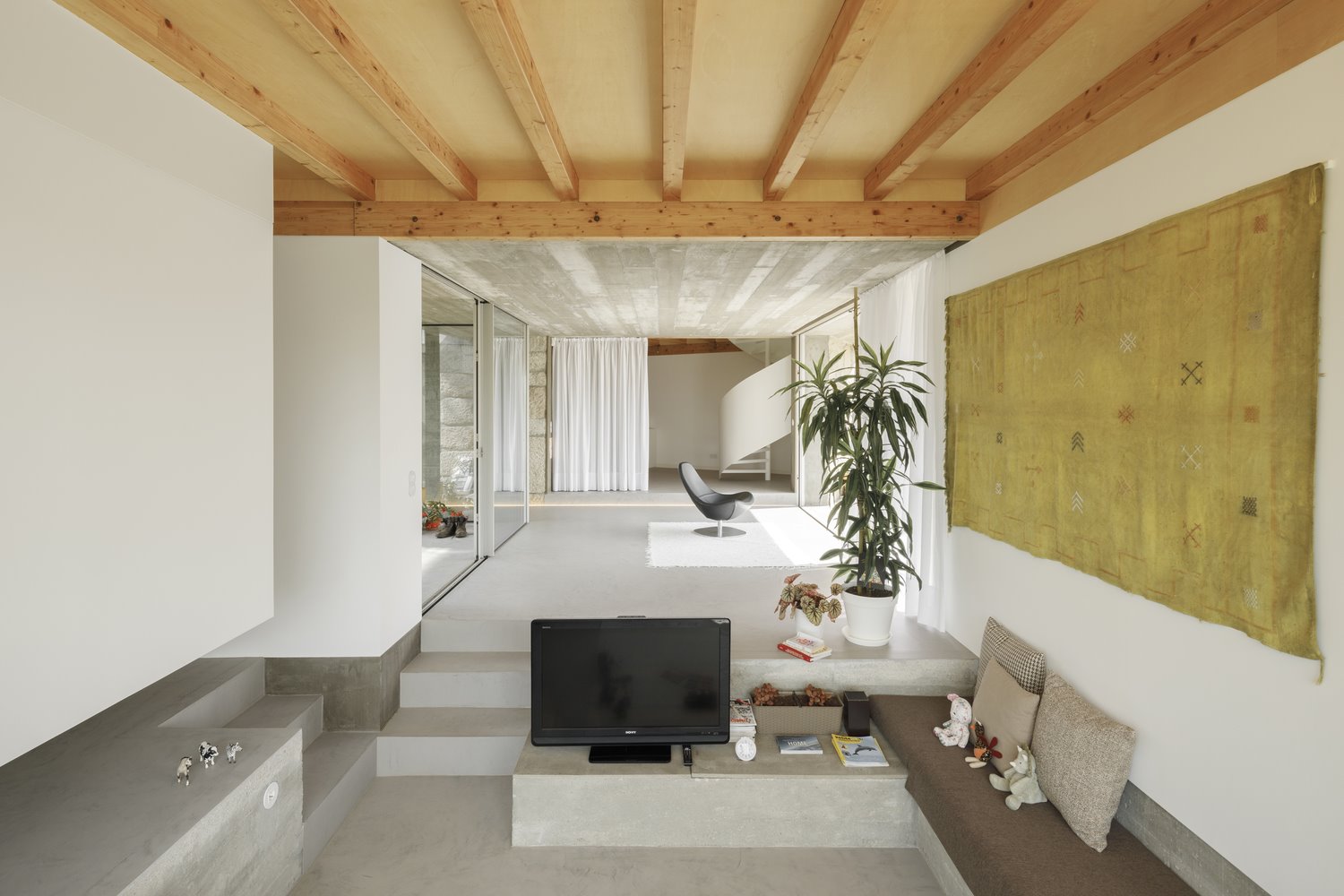 Salon de una casa en portugal con techos de madera
