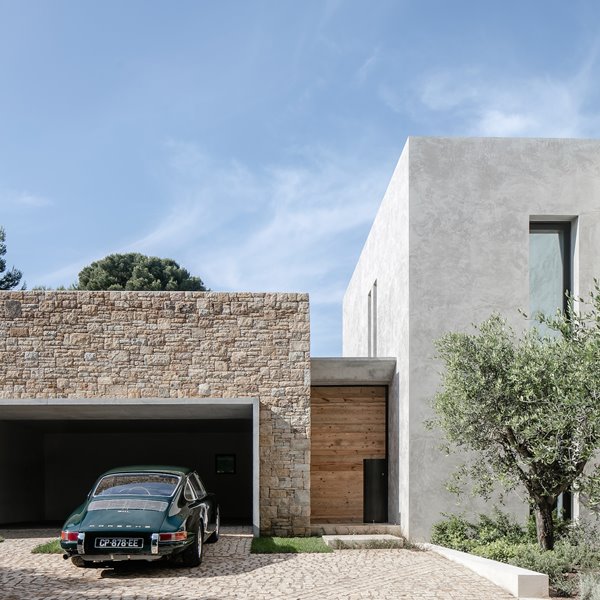 Esta casa moderna con fachada de piedra natural es una de las más espectaculares de Cap d'Antibes