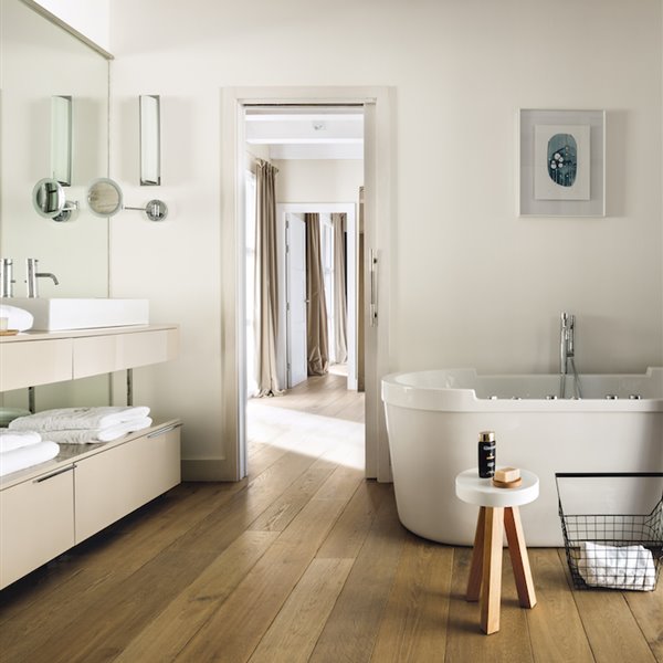 Baño con bañera y suelo de madera