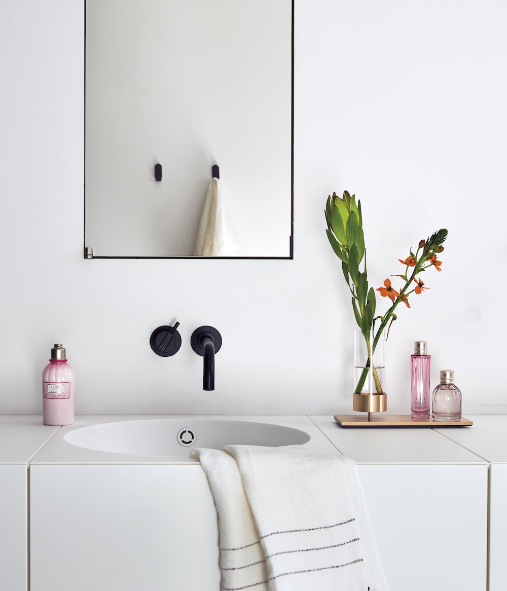 Baño con encimera de color blanco Eugeni Pons