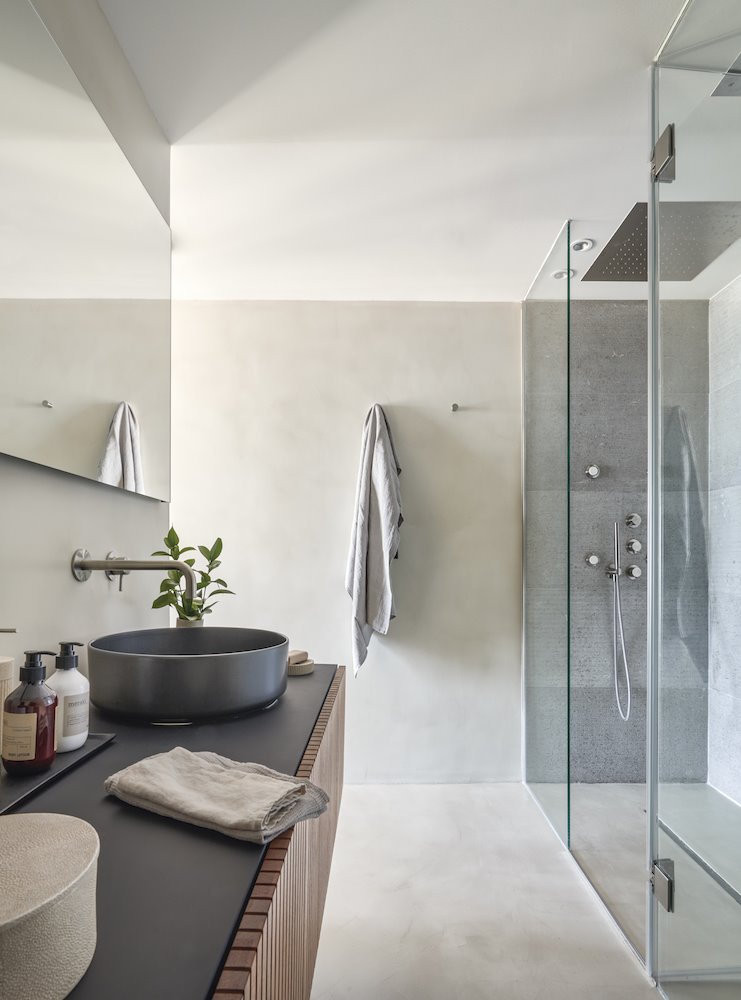Baño con mampara de ducha