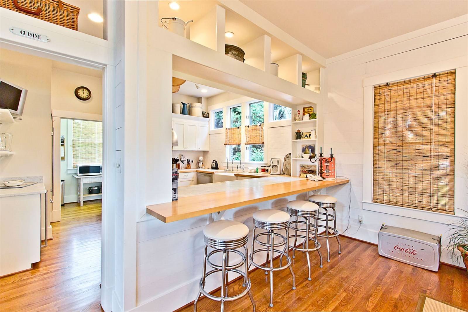 cocina con barra americana de la casa de sandra bullock