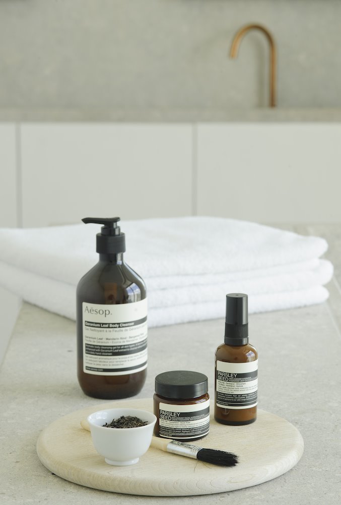 Encimera con productos de baño