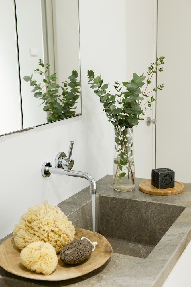 Encimera y griferia de un baño moderno Pere Peris