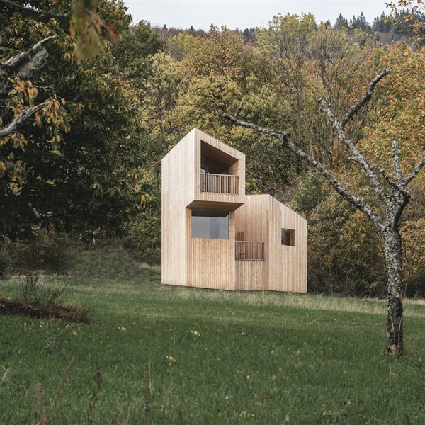 La tradicional cabaña nórdica viaja a este tranquilo hotel en la campiña francesa