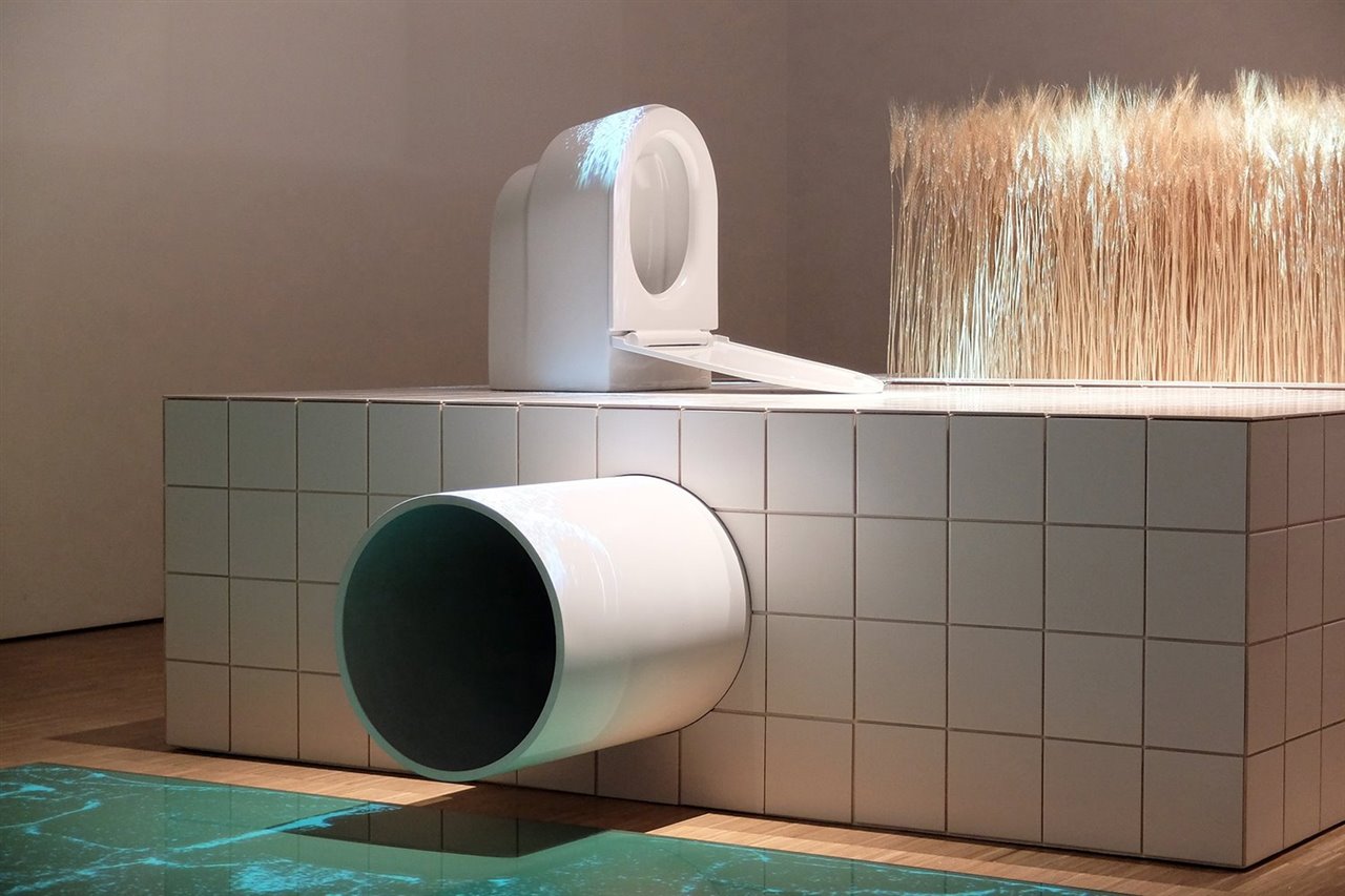 Instalación en la Trienal de Milán de 2019 en la que se exhibió el proyecto de inodoro sostenible diseñado por EOOS en colaboración con la Fundación Melinda y Bill Gates.