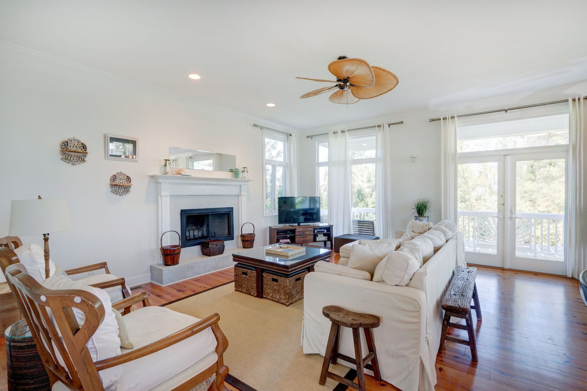 sala de estar de la casa de invitados de sandra bullock