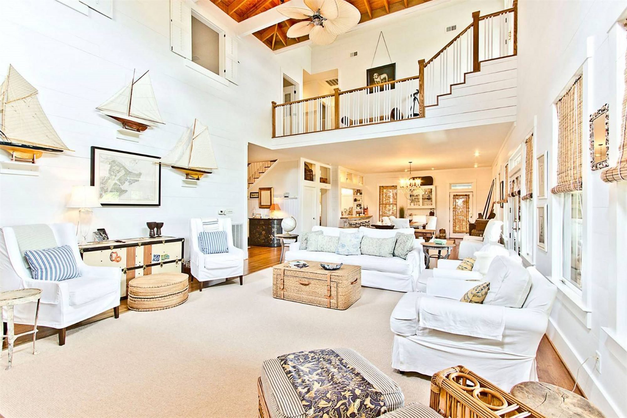 salon con sofas blancos de la casa de sandra bullock
