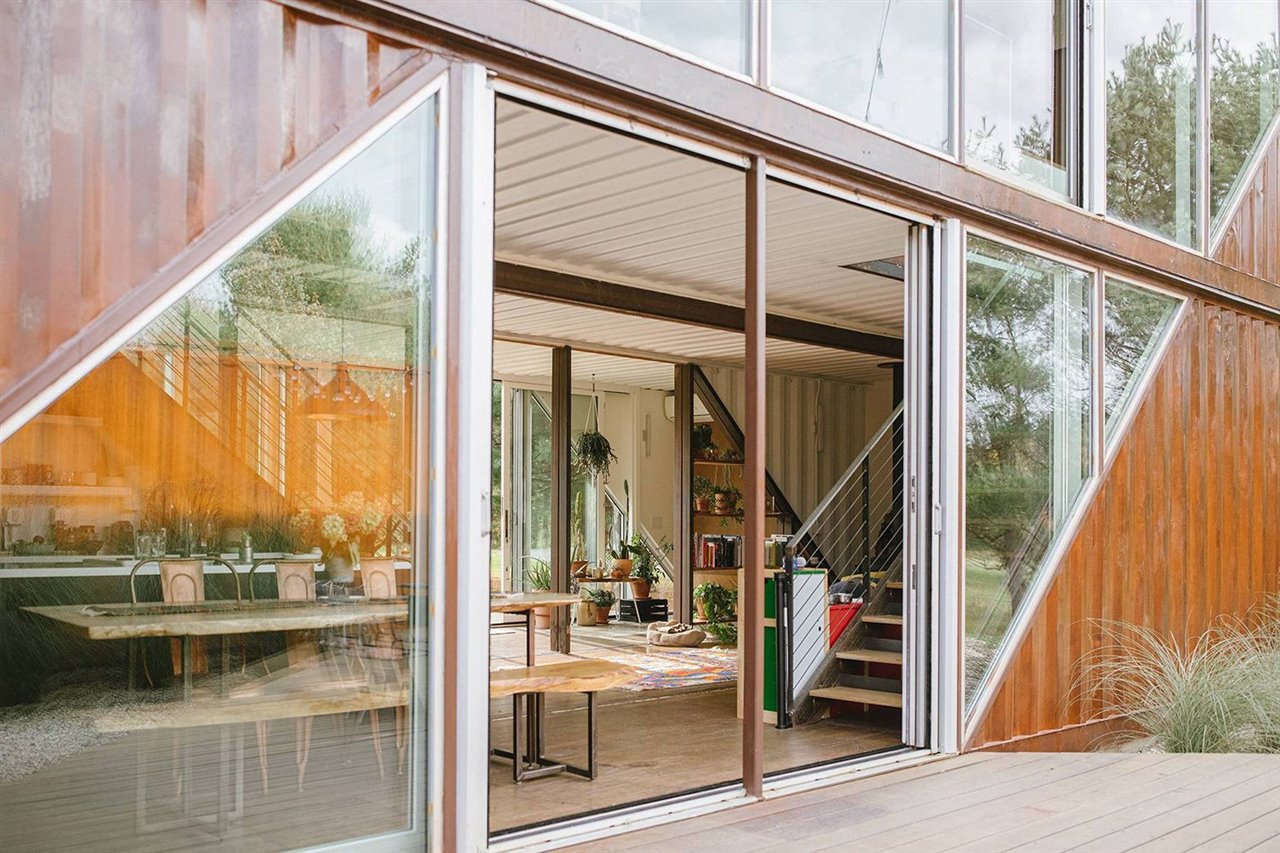 Las amplias aberturas acristaladas en diagonal son el elemento más característico del diseño exterior de la casa c-Home.