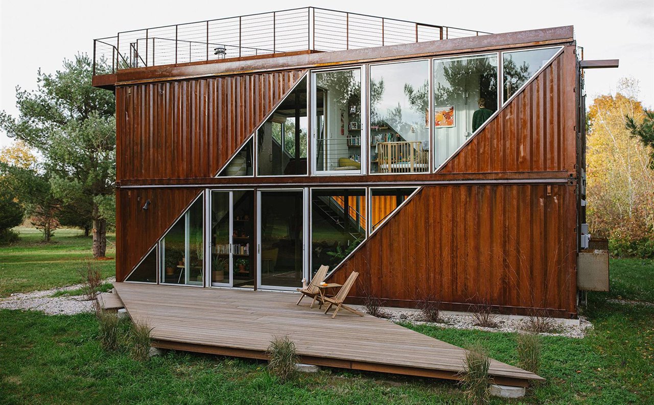 Las casas están construidas con contenedores de acero corten, que proporcionan una gran resistencia y durabilidad.