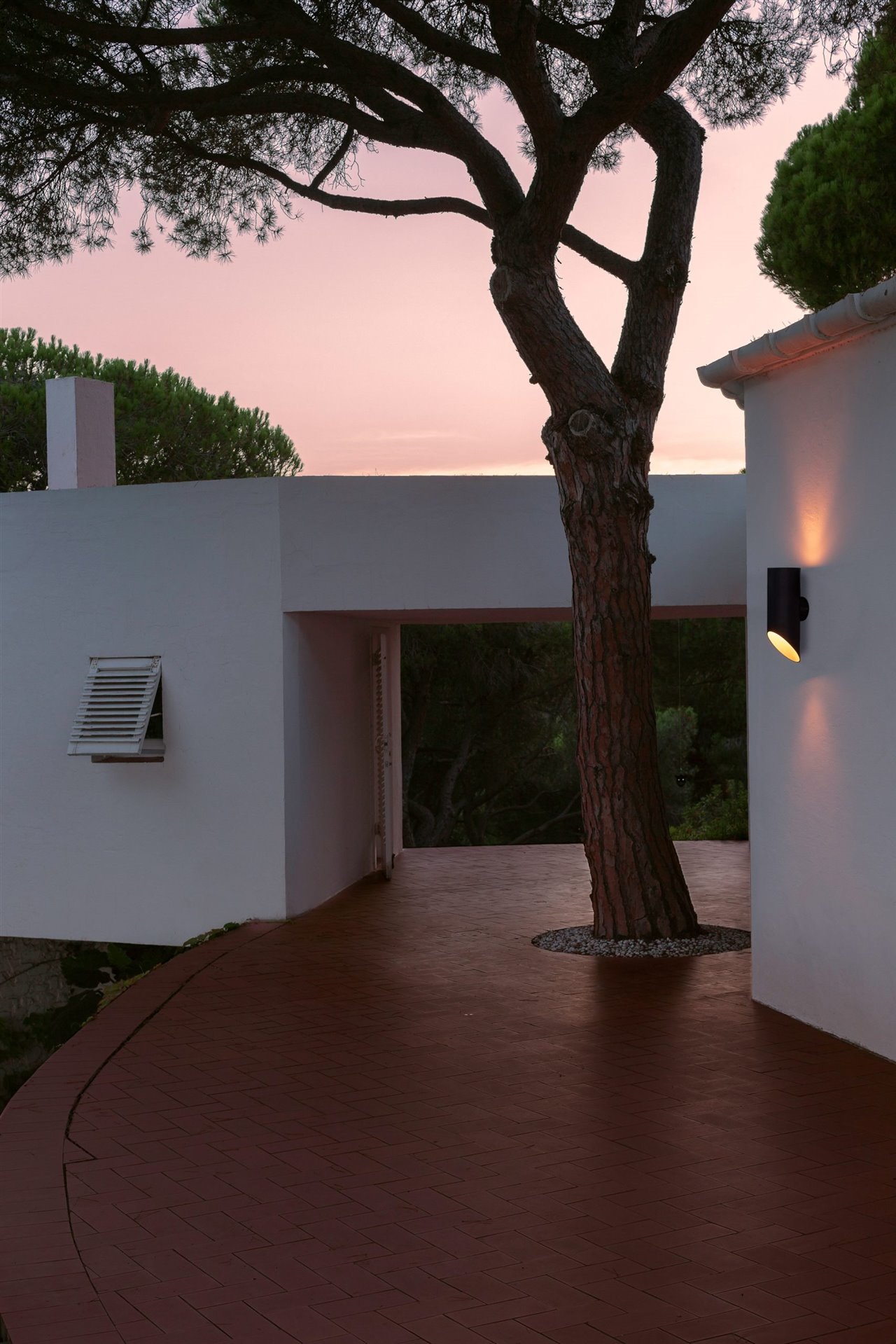 También se presenta en forma de aplique, para iluminar exteriores, en un muro o un árbol