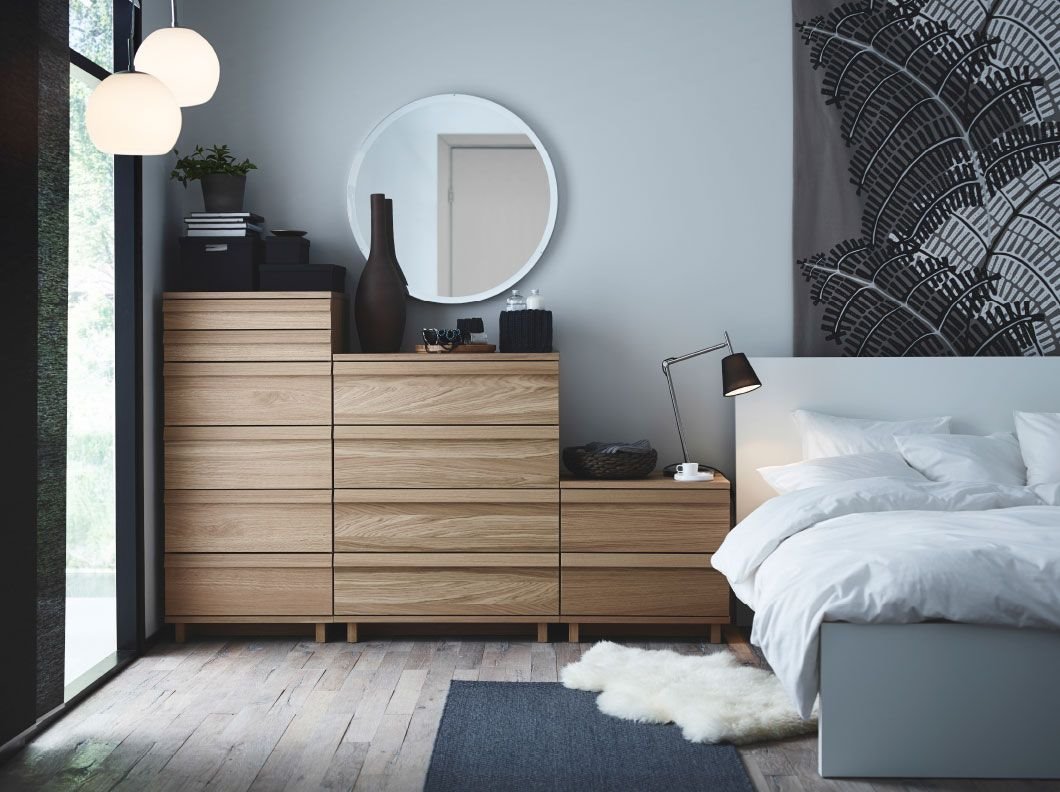 Dormitorio con la comoda malm de ikea