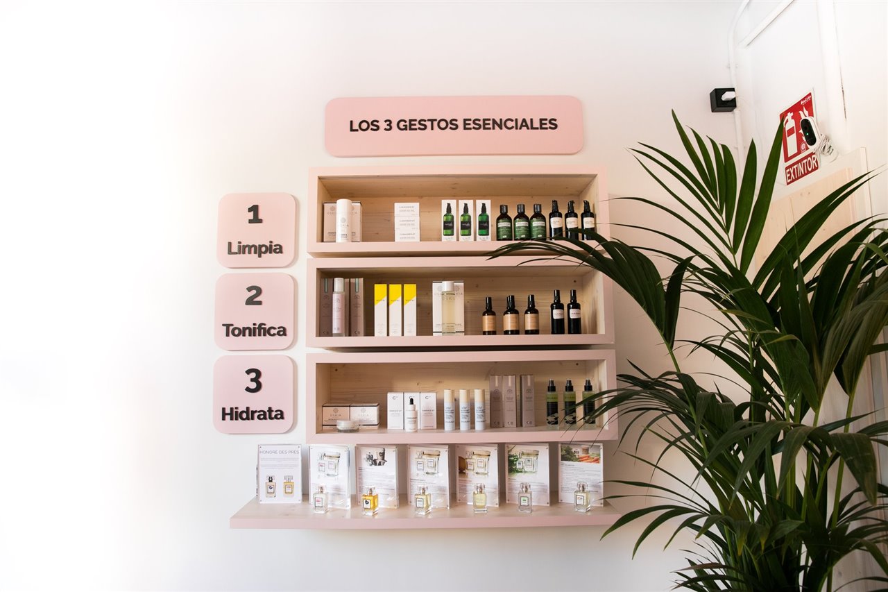 El estudio ha optado por tonos rosas y crema para crear un espacio relajado.
