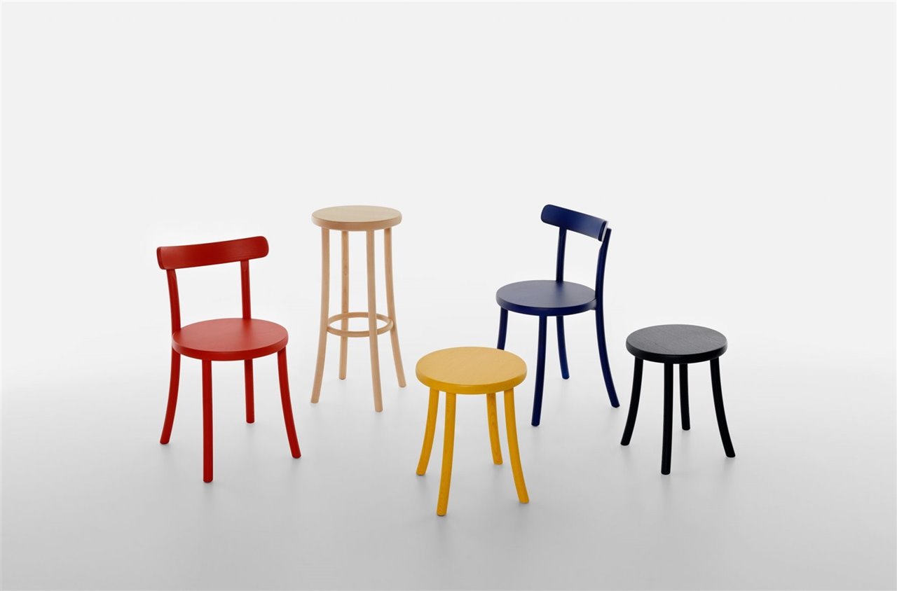 La colección se compone de sillas y taburetes que se presentan en varios colores vivos y una versión en madera natural.