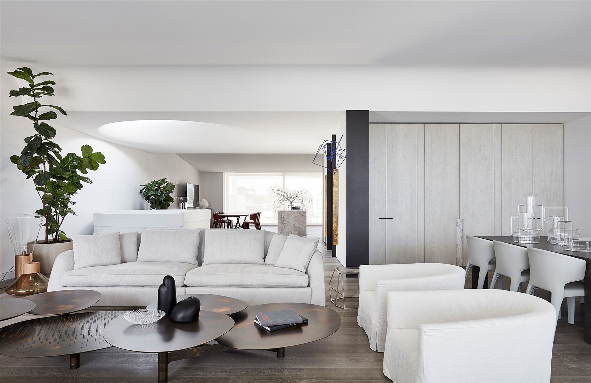 Casa en australia con escalera de caracol salon con lucernario