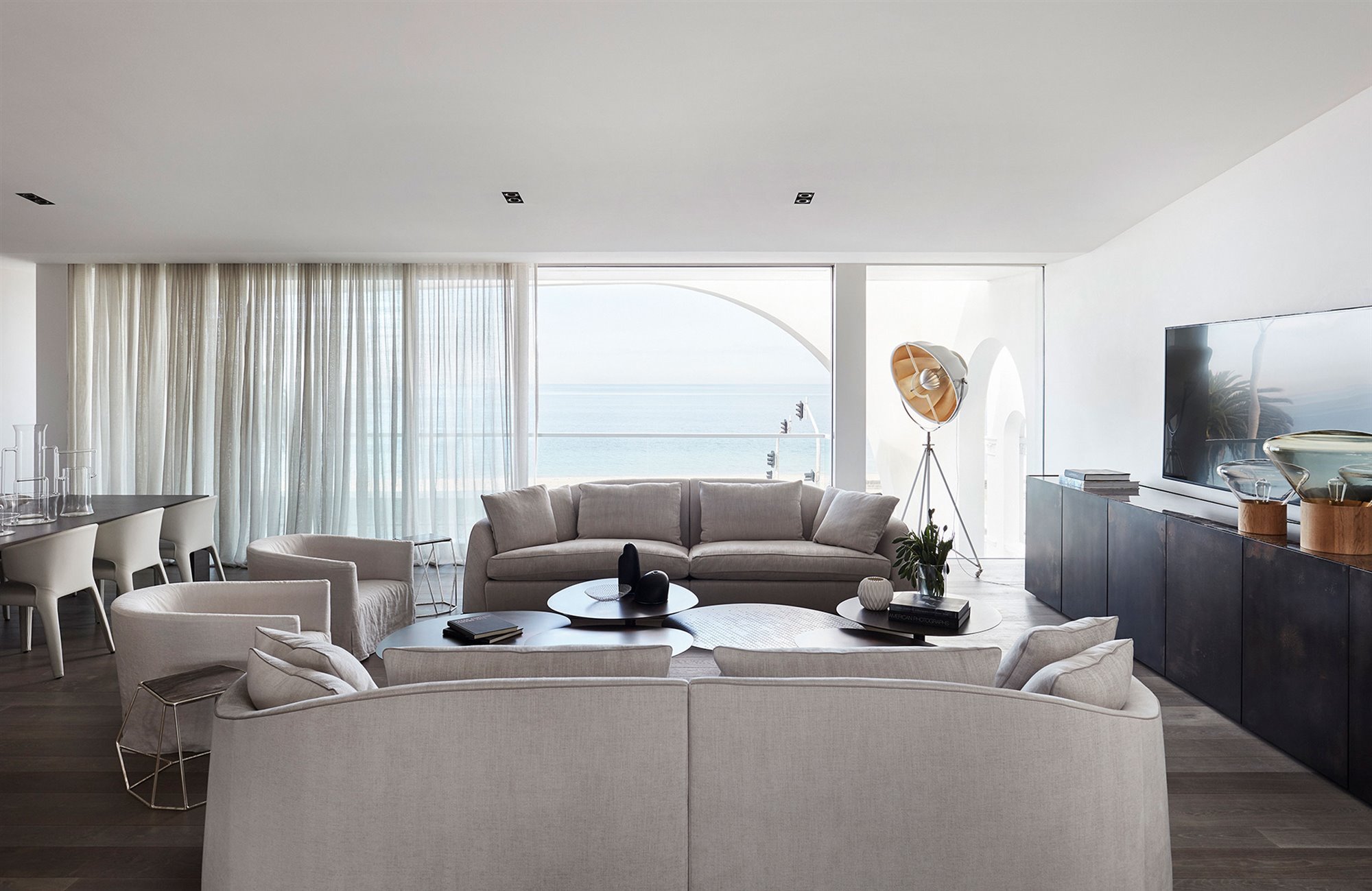 Casa en australia con escalera de caracol salon con ventana