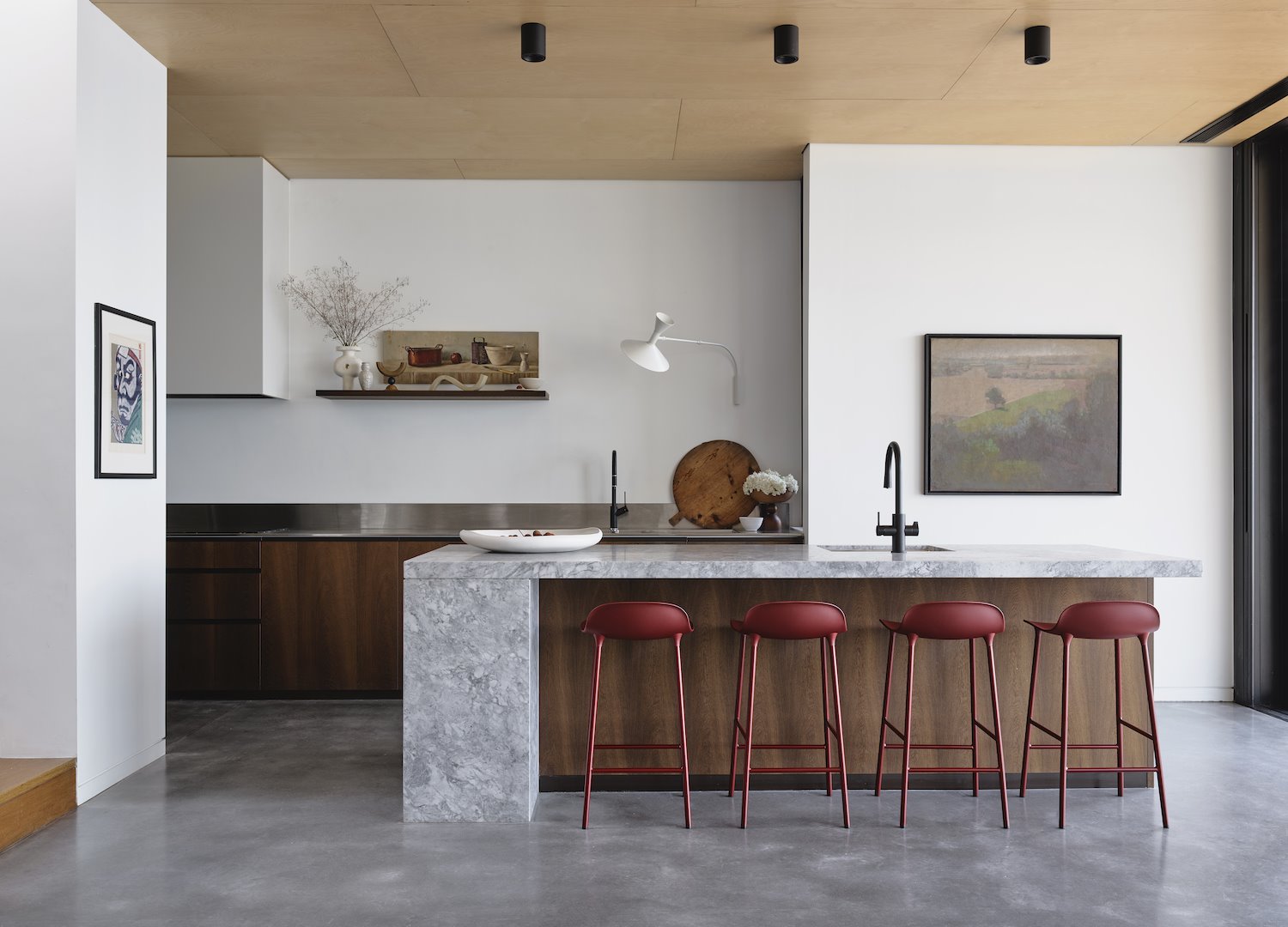 Casa en Australia junto a la playa comedor cocina con taburetes rojos