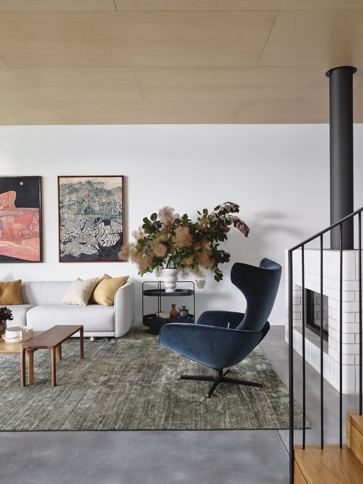 Casa en Australia junto a la playa salon con butaca de terciopelo azul