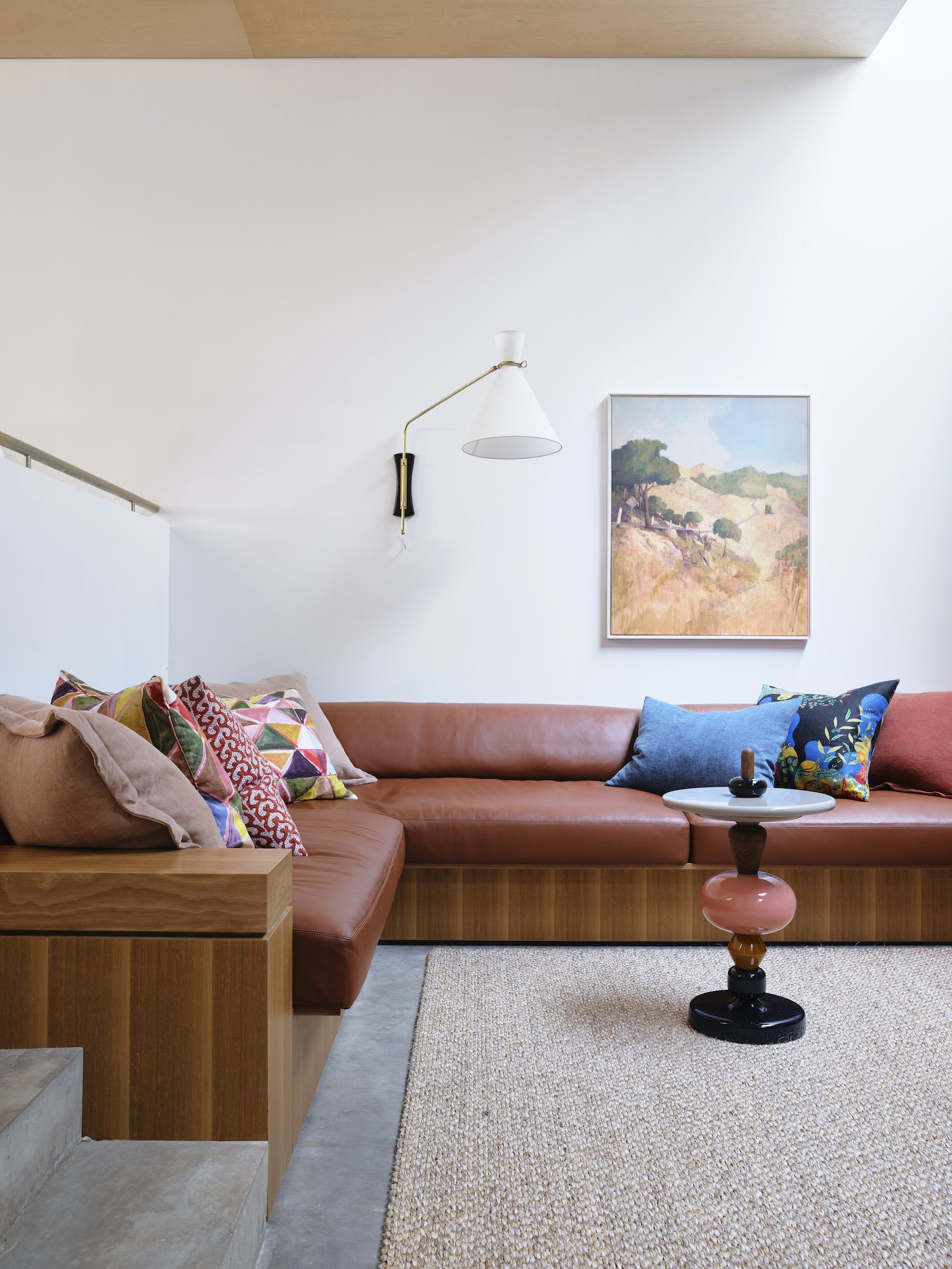Casa en Australia junto a la playa salon con sofa de obra