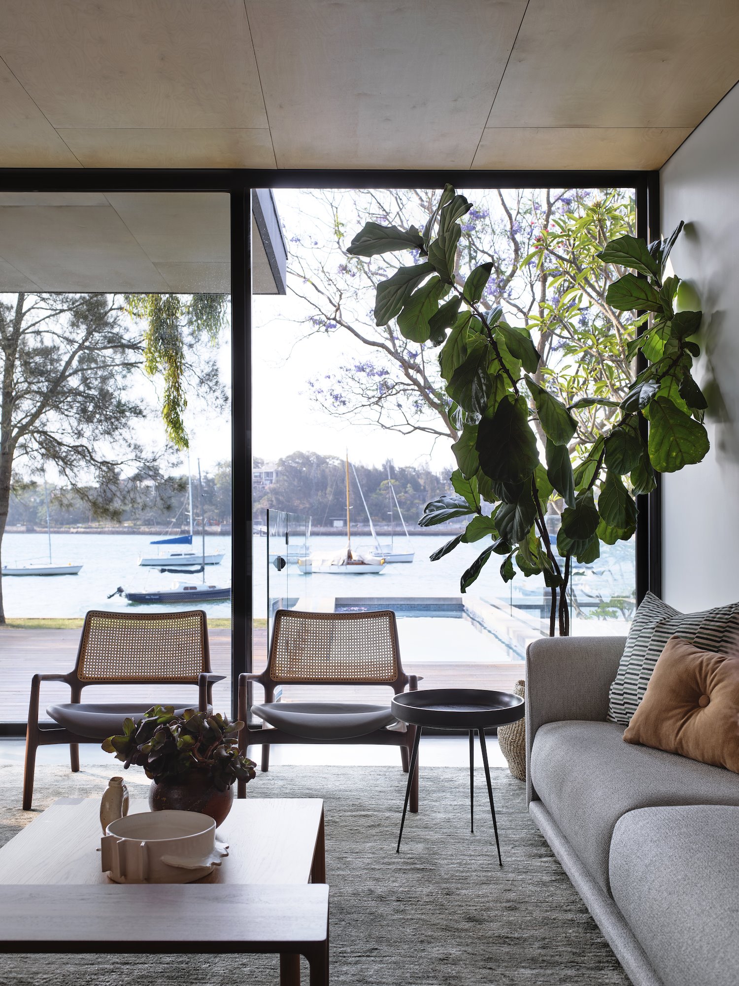 Casa en Australia junto a la playa salon con vistas de barcos