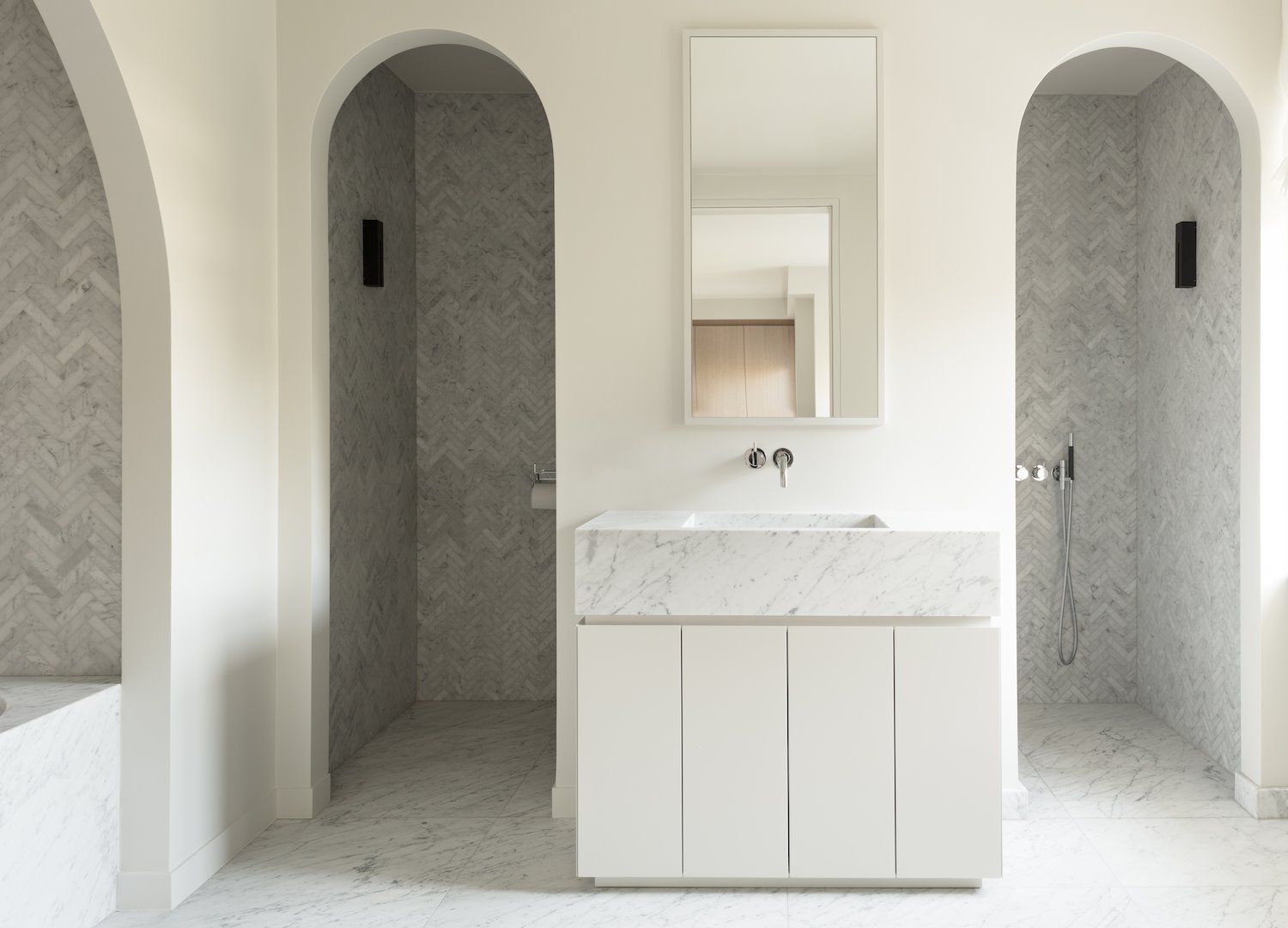 Casa en Bruselas con interiores modernos baño con lavamanos