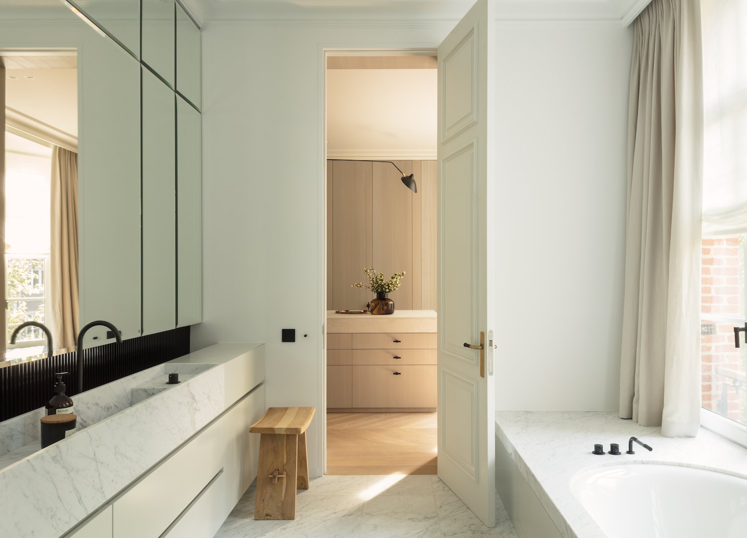 Casa en Bruselas con interiores modernos baño