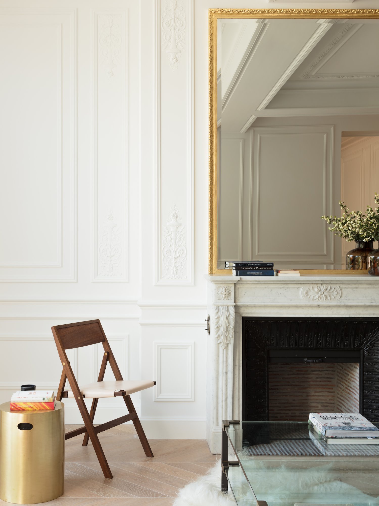 Casa en Bruselas con interiores modernos chimenea